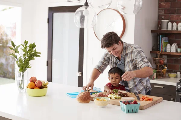 Padre Hijo Haciendo Almuerzo Escolar Cocina Casa — Foto de Stock