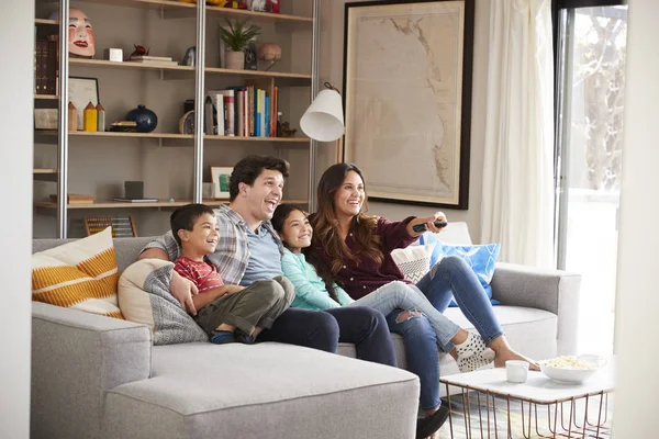 Família Relaxante Sofá Casa Assistindo Televisão — Fotografia de Stock