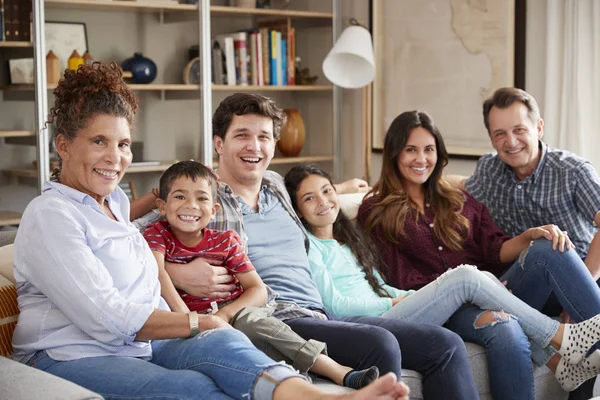 Retrato Família Multi Geração Que Relaxa Sofá Casa Junto — Fotografia de Stock