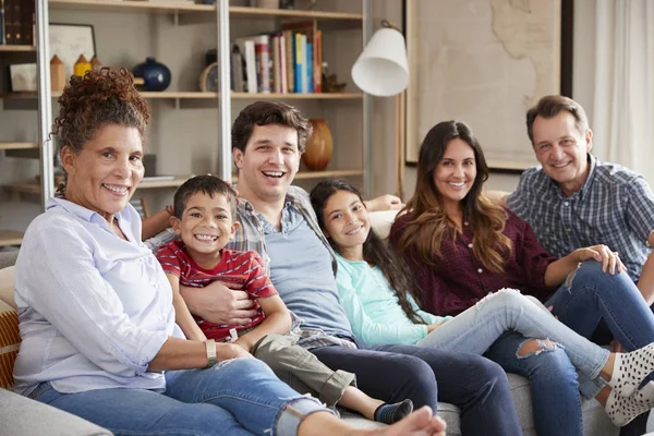 Porträt Einer Mehrgenerationenfamilie Die Sich Hause Auf Dem Sofa Gemütlich — Stockfoto