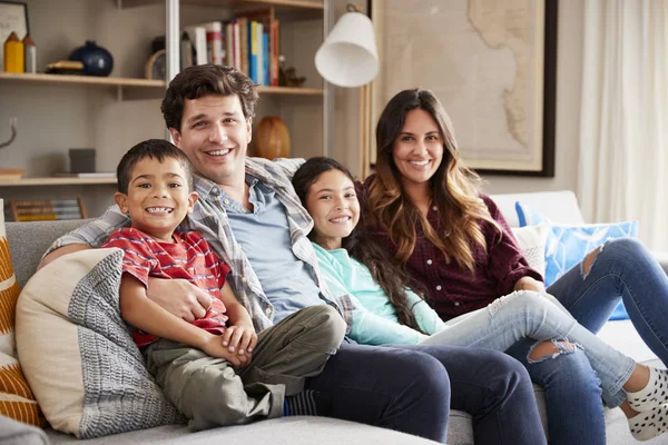 Portret Van Gelukkige Familie Ontspannen Sofa Thuis Samen — Stockfoto