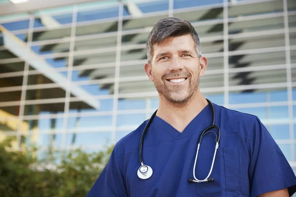 Sonriente Trabajador Sanitario Fuera Del Hospital — Foto de Stock