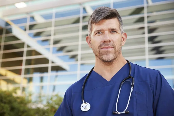 Bílý Muž Zdravotnický Pracovník Mimo Moderní Nemocnici — Stock fotografie