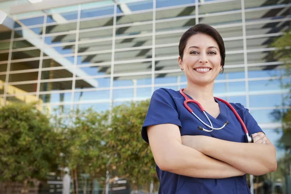 Glimlachend Hispanic Gezondheidszorg Werkneemster Buitenshuis — Stockfoto