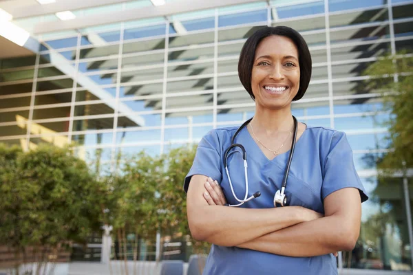 Sorridente Misto Razza Femminile Operatore Sanitario Fuori Dell Ospedale — Foto Stock