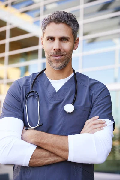 Średnim Wieku Biały Mężczyzna Opieki Zdrowotnej Pracownika Zewnątrz — Zdjęcie stockowe