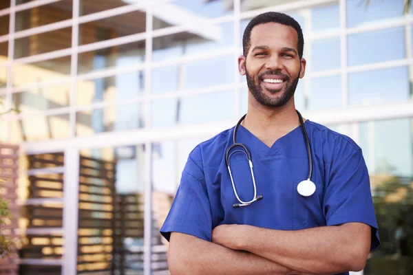 Νέοι Μαύρο Αρσενικό Εργαζόμενος Υγειονομική Περίθαλψη Χαμογελώντας Εκτός — Φωτογραφία Αρχείου