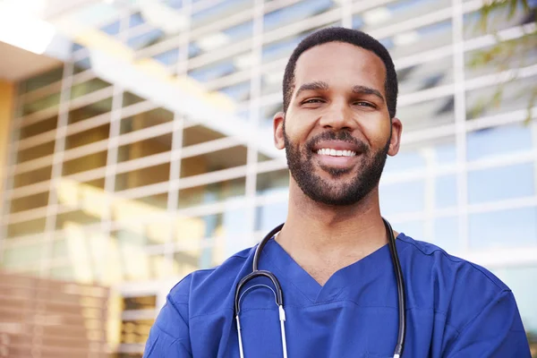 Uśmiechający Się Czarny Mężczyzna Pracownika Opieki Zdrowotnej Głowy Ramion — Zdjęcie stockowe