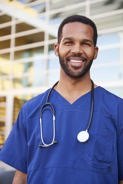 Giovane Nero Maschio Sanitario Lavoratore Sorridente Fuori — Foto Stock