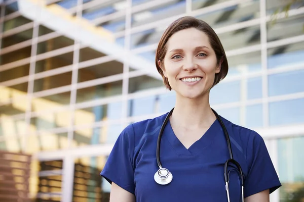 Uśmiecha Się Zewnątrz Biały Kobiece Pracownika Opieki Zdrowotnej — Zdjęcie stockowe