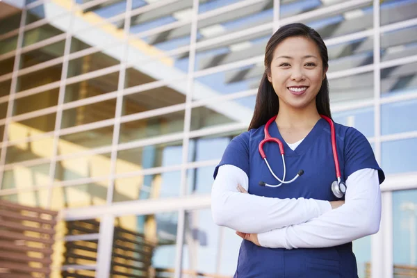 Усміхаючись Азіатських Жіночого Медичного Працівника Обіймами Перетнула — стокове фото