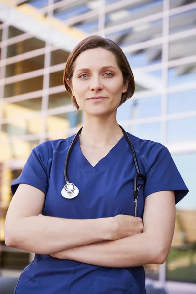 Sorridente Bianco Operatore Sanitario Femminile All Aperto — Foto Stock