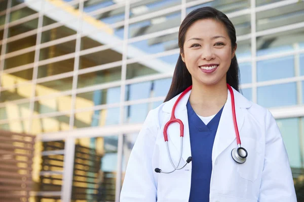 Усміхаючись Азіатських Жіночого Медичного Працівника Відкритому Повітрі Лабораторний Халат — стокове фото