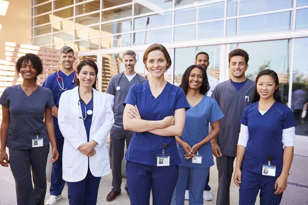 Equipo Trabajadores Sanitarios Con Credenciales Identificación Exterior — Foto de Stock