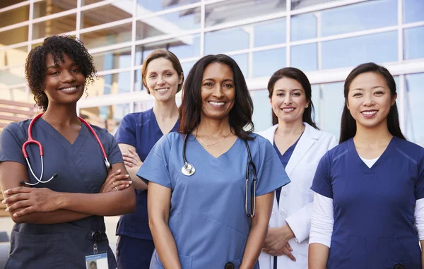Женщины Коллеги Здравоохранению Стоят Рядом Больницей — стоковое фото