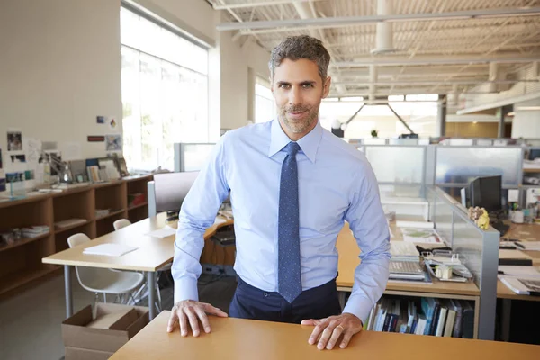 Architecte Masculin Blanc Derrière Bureau Regardant Caméra — Photo