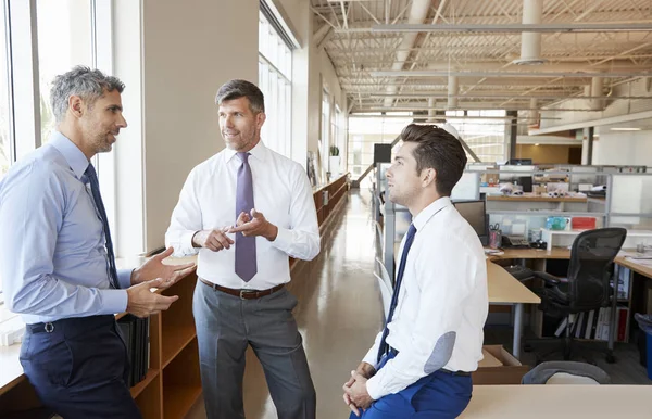 Tre Manliga Företag Kollegor Diskussion Arbetsplatsen — Stockfoto