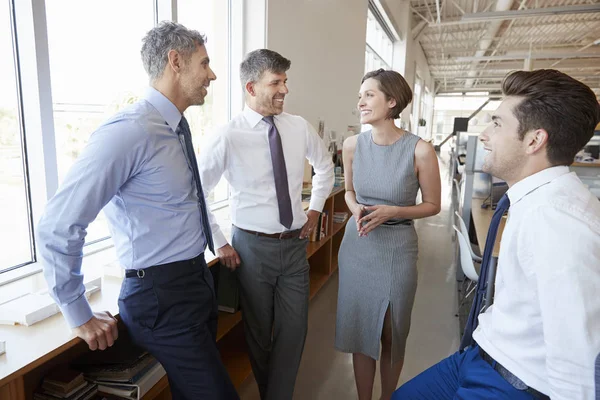 Compañeros Negocios Corporativos Hablando Oficina Abierta — Foto de Stock