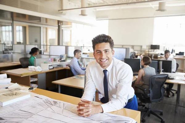 Unga Manliga Arkitekt Hektiska Kontor Ler Mot Kameran — Stockfoto