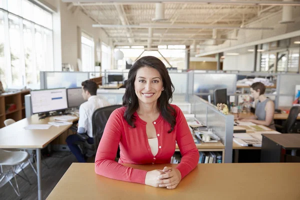 Usmívající Žena Architekt Stolu Rušné Otevřené Kancelářské — Stock fotografie