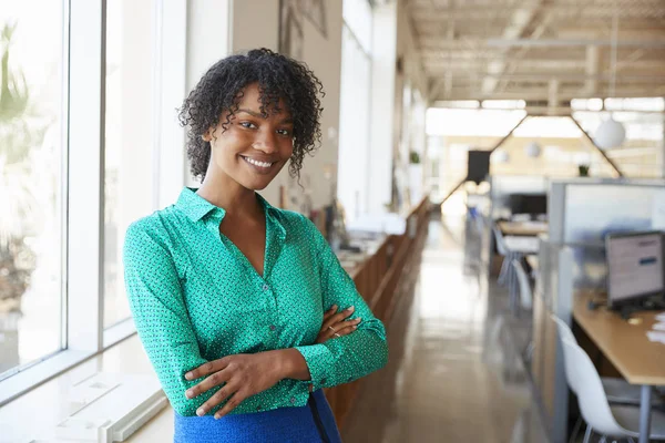 Jeune Architecte Femme Noire Souriant Caméra Dans Bureau — Photo