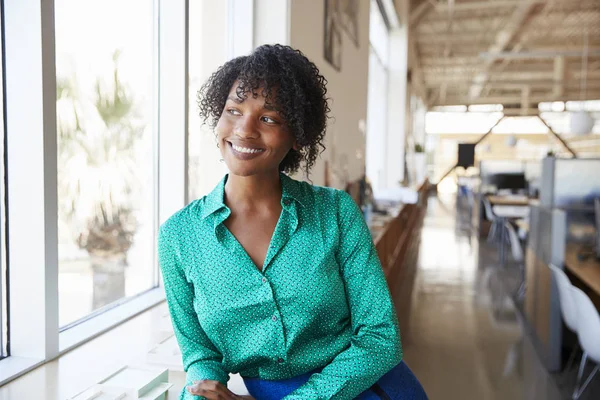 Jonge Zwarte Vrouwelijke Architect Kijken Uit Loket — Stockfoto