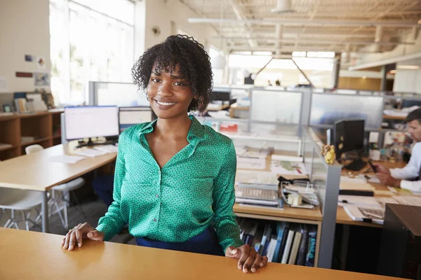 Preto Arquiteto Feminino Plano Aberto Escritório Sorrindo Para Câmera — Fotografia de Stock