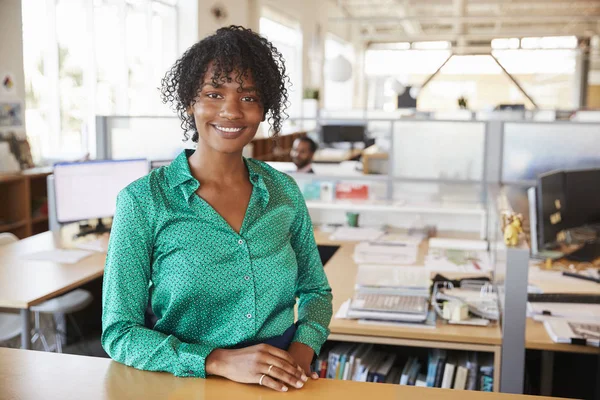Zwarte Vrouwelijke Architect Open Plan Office Glimlachend Camera — Stockfoto