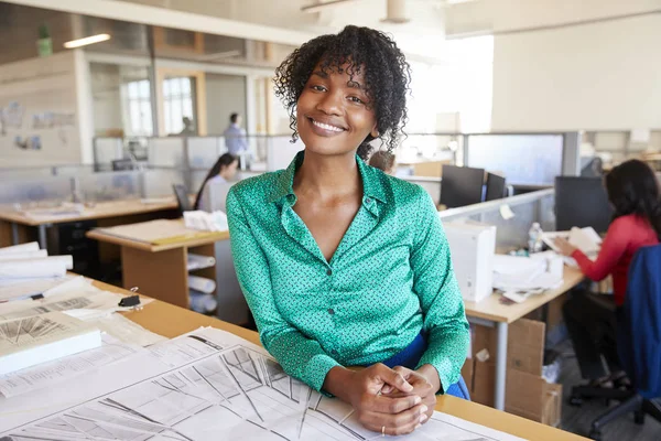 Zwarte Vrouwelijke Architect Glimlachend Drukke Kantoor — Stockfoto
