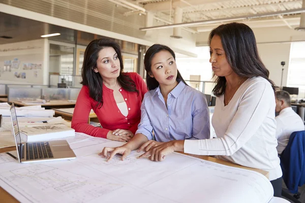 Tre Kvinnliga Arkitekter Arbetar Tillsammans Öppet Kontorslandskap — Stockfoto
