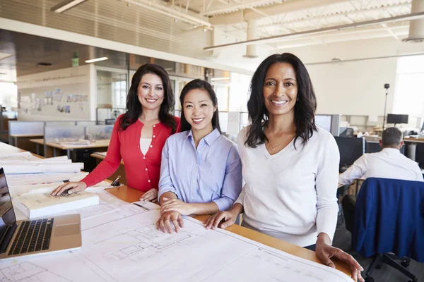 Tre Kvinnliga Arkitekter Arbetar Tillsammans Tittar Kameran — Stockfoto