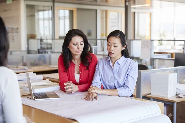 Två Kvinnliga Arkitekter Studerar Planer Tillsammans Vid Arbete — Stockfoto