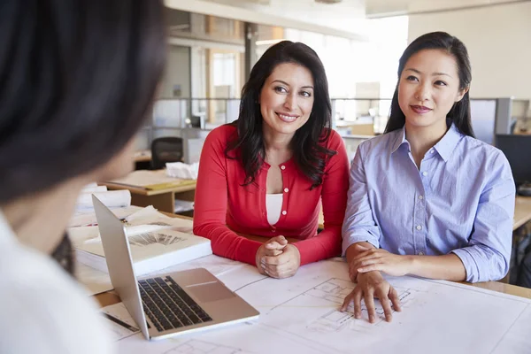 Dos Arquitectas Usando Laptop Oficina Planta Abierta — Foto de Stock