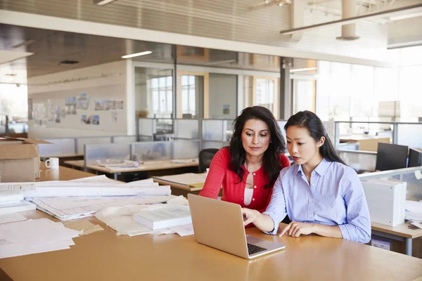 Zwei Architektinnen Mit Laptop Großraumbüro — Stockfoto