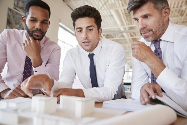 Drie Mannelijke Collega Bespreken Architectonisch Model — Stockfoto