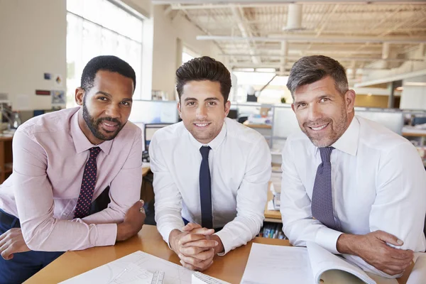 Tres Arquitectos Masculinos Mirando Cámara Oficina Planta Abierta —  Fotos de Stock