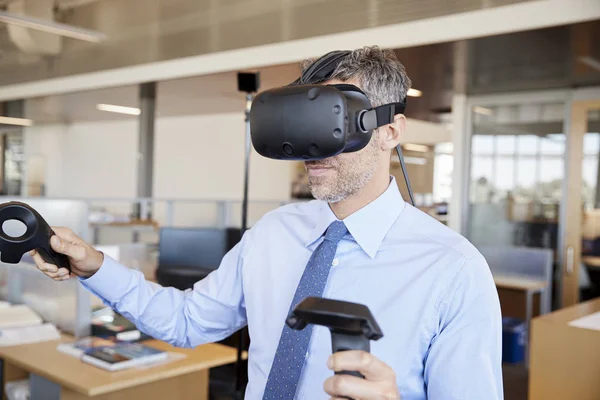 Бизнесмен Использующий Технологию Виртуальной Реальности Офисе — стоковое фото