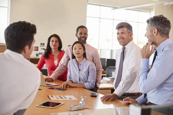 Besprechung Des Geschäftsteams Großraumbüro — Stockfoto