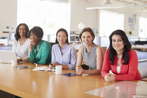 Mujeres Colegas Negocios Oficina Sonriendo Cámara — Foto de Stock