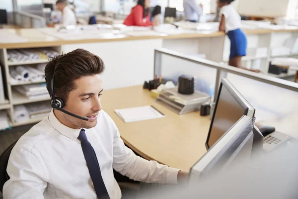 Trabajador Del Centro Llamadas Masculino Hispano Oficina Vista Elevada — Foto de Stock