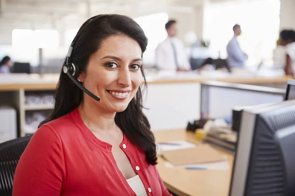 Hiszpanin Kobieta Pracuje Call Center Uśmiecha Się Kamery — Zdjęcie stockowe