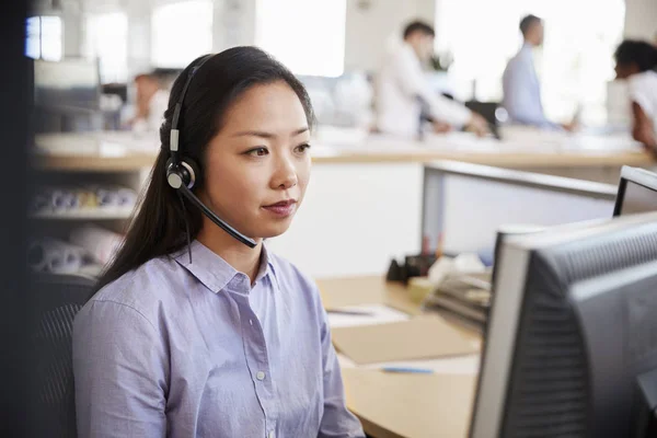 Jonge Aziatische Vrouw Die Werkt Een Callcenter — Stockfoto