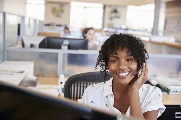 Jovem Negra Trabalhando Call Center — Fotografia de Stock