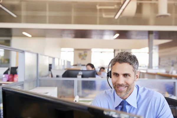 Branco Masculino Call Center Trabalhador Olhando Para Tela — Fotografia de Stock