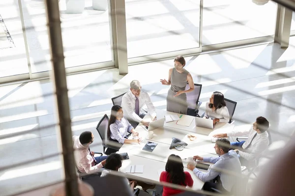 Directora Dirigiéndose Reunión Vista Desde Escaleras —  Fotos de Stock