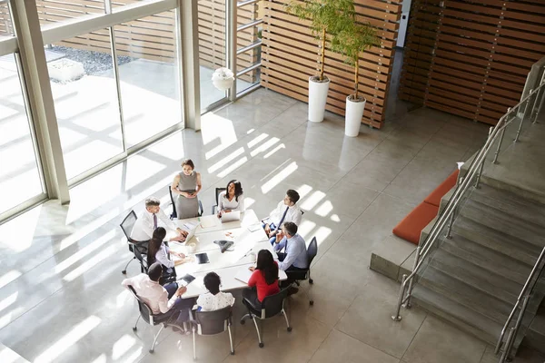 Directora Dirigiéndose Reunión Equipo Vista Elevada —  Fotos de Stock