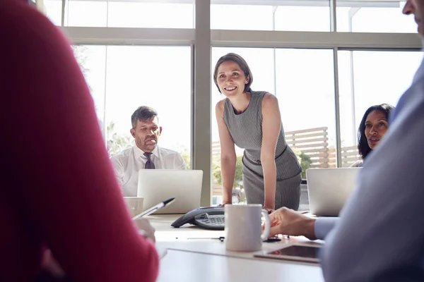 Zakenvrouw Luisteren Collega Bij Zakelijke Bijeenkomst — Stockfoto