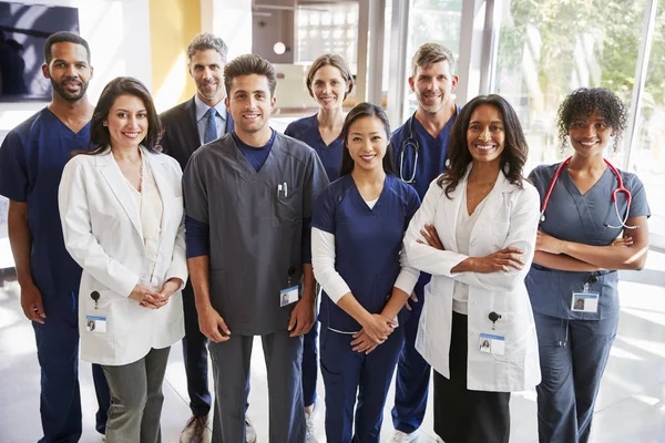 Ομάδα Υγειονομικής Περίθαλψης Εργαζομένων Στο Νοσοκομείο Χαμογελά Στη Φωτογραφική Μηχανή — Φωτογραφία Αρχείου