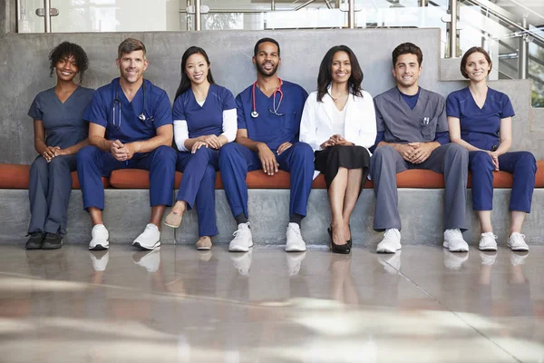 Trabajadores Sanitarios Sentados Hospital Moderno — Foto de Stock