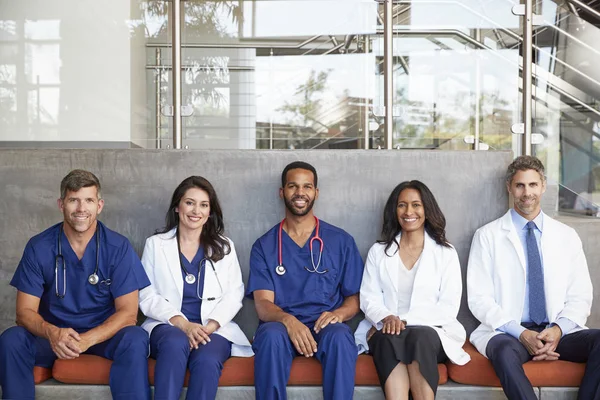 Gesundheitshelfer Sitzen Krankenhaus Dreiviertelstunde Lang — Stockfoto